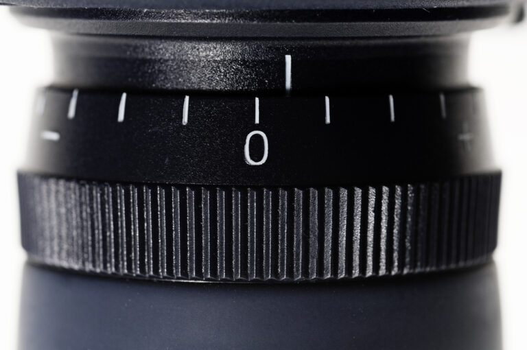 How to adjust binocular diopter